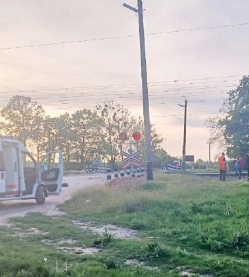 Авто перетворилося на купу брухту: на Рівненщині потяг зіткнувся з ВАЗом