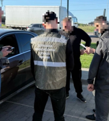На Львівщині викрили групу, яка займалася контрабандою авто під виглядом гуманітарної допомоги