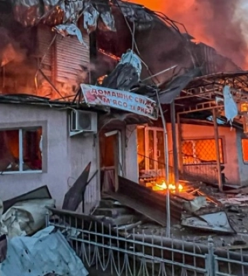 Росіяни завдали масованого удару по центру Великого Бурлука на Харківщині, є поранені