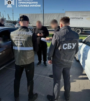 На Львівщині викрили групу, яка займалася контрабандою авто під виглядом гуманітарної допомоги