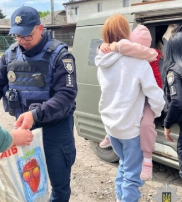 Поліцейські евакуювали із Синельниківського району на Дніпропетровщині дві родини з дітьми