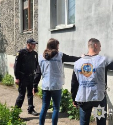 У Житомирі правоохоронці разом з містянами провели рейд по знищенню реклами наркотиків У Житомирі правоохоронці разом з містянами провели рейд по знищенню реклами наркотиків