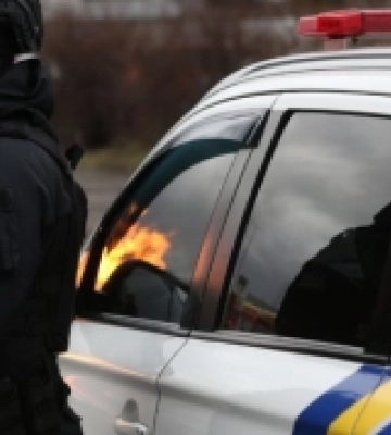 У Сараті хтось пошкодив ритуальну табличку та викинув квіти на могилі захисника України