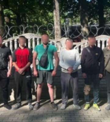 Прикордонники Закарпаття затримали шістьох чоловіків, які готували нелегальний перехід