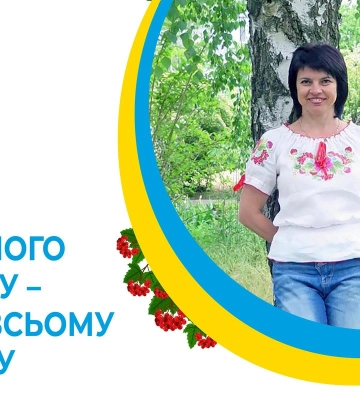 Бібліотекарка з Дніпрорудного Вікторія Кисельова дає ірландкам майстер-класи з вишивання та співає українських пісень