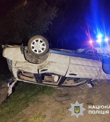 На Київщині внаслідок ДТП перекинувся автомобіль та загинула його пасажирка. ФОТО