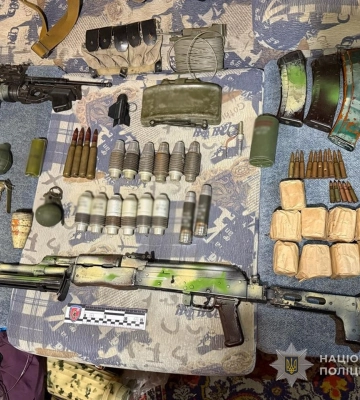 У Запоріжжі затримали дивака з гранатою в однострої вермахту та знайшли у нього вдома цілий бойовий арсенал