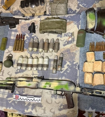 У Запоріжжі чоловік ходив містом у німецькому однострої часів Другої світової та з гранатою у руках