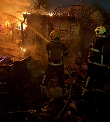 У трьох районах Києва зафіксовано падіння уламків БпЛА: виникли пожежі