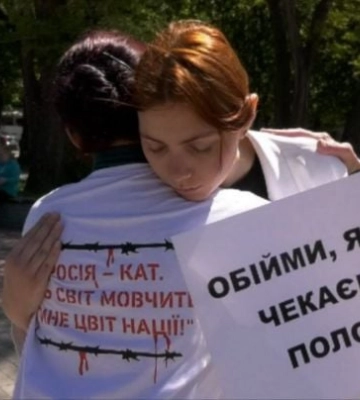 На флешмобе «Обними, если ждешь из плена» вспомнили пленных журналистов из Мелитополя (фото, видео)