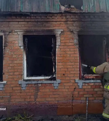 Один загинув і двоє постраждали: у Нікополі горів приватний будинок
