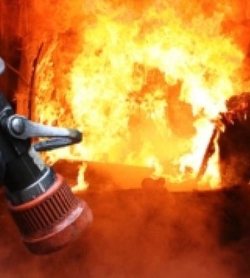 У Рівному на Марка Вовчка горів будинок: власника оселі госпіталізували (ВІДЕО)