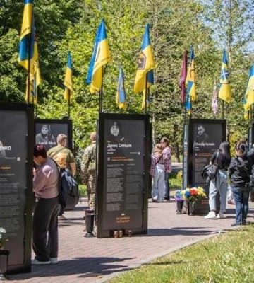 «Історії Героїв». У Дніпрі відкрили нову частину проєкту зі світлинами полеглих військових