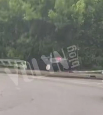 «Зніс» паркан і втік: показали момент ДТП на кільці на Набережній в Луцьку (відео)
