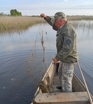Понад 300 метрів браконьєрських сіток витягли з води на Рівненщині