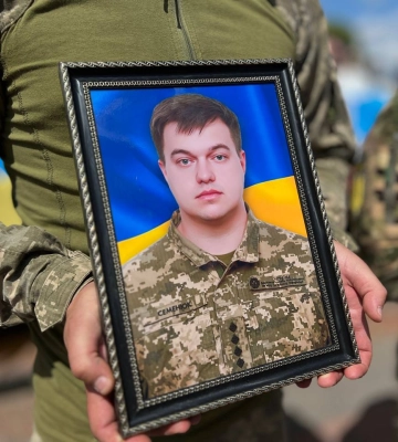 Сотні людей у Костополі прийшли провести в останню дорогу молодого капітана (ФОТО)