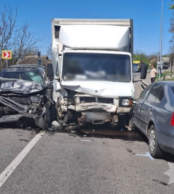 На Вінниччині внаслідок зіткнення трьох автомобілів до лікарні потрапили двоє водіїв На Вінниччині внаслідок зіткнення трьох автомобілів до лікарні потрапили двоє водіїв