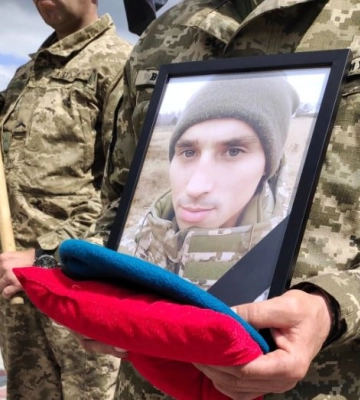 Не встиг створити сім’ю: на Волині в останню дорогу провели 26-річного воїна Михайла Рогу