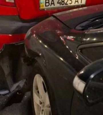 У Києві п&#039;яний водій протаранив припарковані автівки 