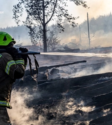 Лесной пожар возле Изюма распространяется