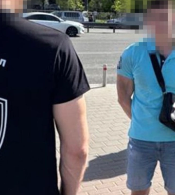 “Продавал” разрешения на землю в Киеве: на взятке в $15 тыс. разоблачен чиновник КГГА