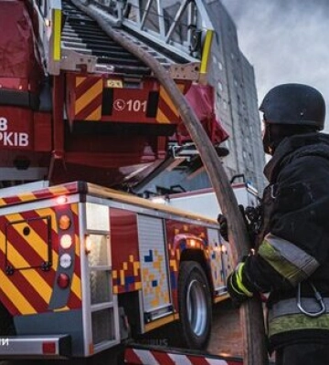 Нічна атака ворожих дронів на Харків: рятувальники ліквідували масштабні пожежі. ФОТОрепортаж