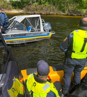 У Києві рятувальники ДСНС дістали з річки Дніпро тіло потопельника