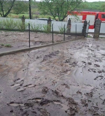 Пошкоджено дах школи: на Рогатинщині рятувальники ліквідовують наслідки негоди Пошкоджено дах школи: на Рогатинщині рятувальники ліквідовують наслідки негоди