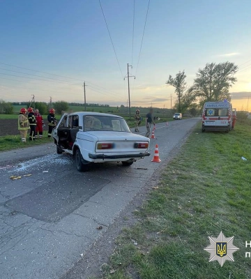 На Черкащині нетверезий водій “ВАЗу” в’їхав у дерев’яну опору та перекинувся (ФОТО)