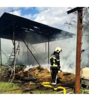 Пожежа на Берегівщині: рятувальники годинами боролися з вогнем у надвірній споруді