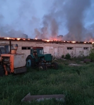 На Донеччині росіяни атакували дронами підприємство, виникла масштабна пожежа