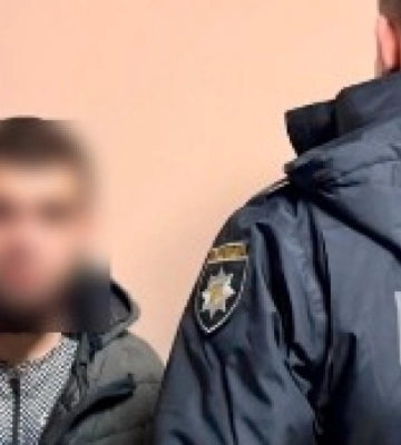 Зірвав з шиї перехожої золотий ланцюжок та втік: у Дніпрі затримали підозрюваного у пограбуванні