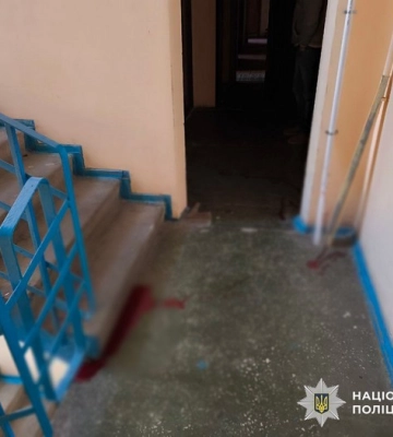 У Києві двоє зловмисників побили товариша та залишили у безпорадному стані у ліфті