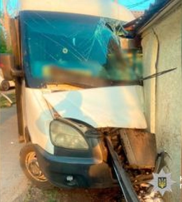 Маршрутка врізалася в будинок у Полтаві — водій не вижив