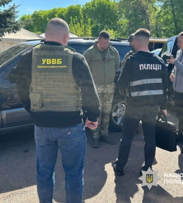 1300 доларів за зняття з розшуку ухилянта – на Чернігівщині затримали працівника ТЦК