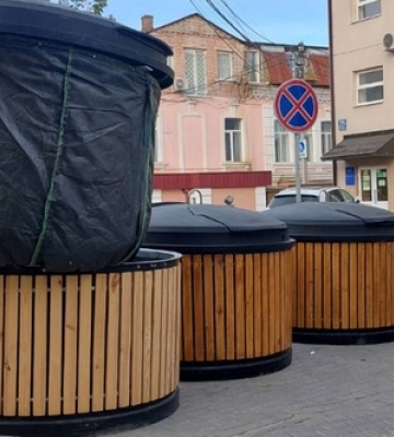 Біля Луцького ЦНАПу встановили сучасні напівпідземні смітники 