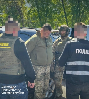 За 1300 доларів обіцяв зняти військовозобов&#039;язаного з розшуку: на Чернігівщині затримали співробітника ТЦК