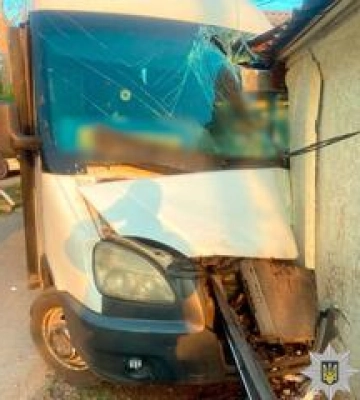 Маршрутка врізалася в будинок у Полтаві — водій не вижив