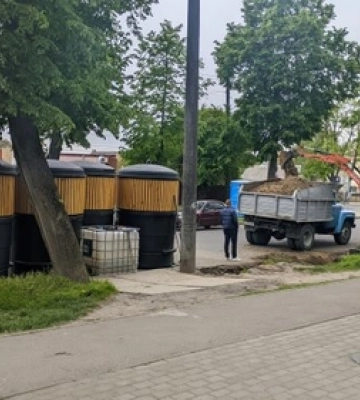 Біля Луцького ЦНАПу встановили сучасні напівпідземні смітники 