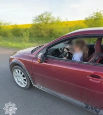 Львівські патрульні знайшли батька, який посадив за кермо малолітню доньку,  а поряд - молодшого сина (відео)