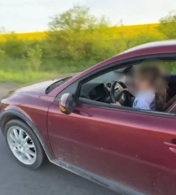 На Львівщині притягнули до відповідальності батька, який посадив за кермо доньку і знімав на відео