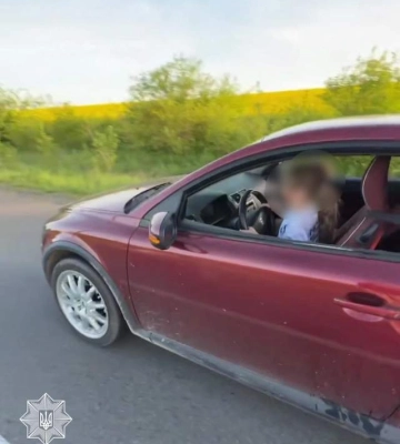 В Львовской области мужчина доверил руль ребенку, она убежала от него за считанные секунды
