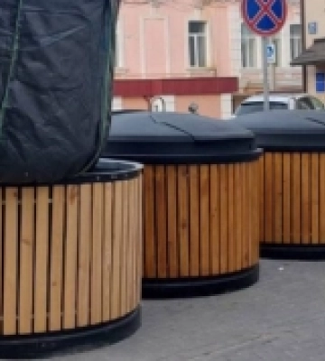 Біля Луцького ЦНАПу встановили сучасні напівпідземні смітники 