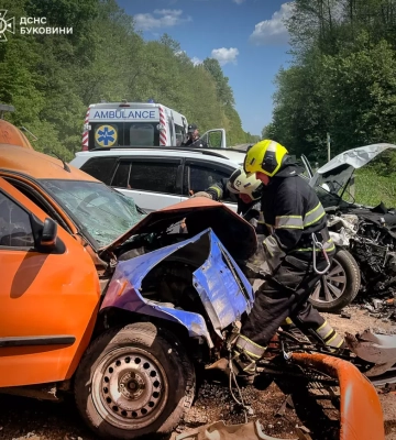 На Буковині рятувальники деблокували пораненого водія із потрощеного у ДТП автомобіля. ФОТО