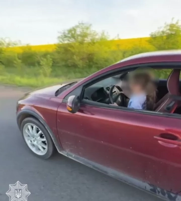 На Львівщині притягнули до відповідальності батька, який посадив за кермо доньку і знімав на відео