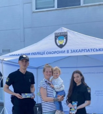 Безпека починається з обізнаності: Поліція охорони Закарпаття навчає краян методам захисту