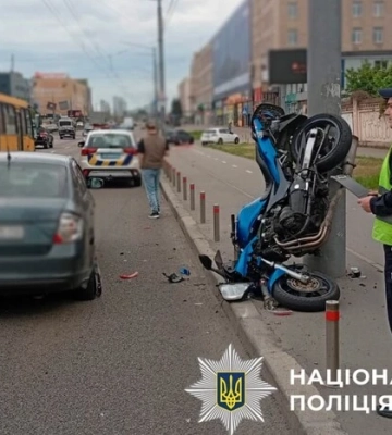 На проспекті Степана Бандери авто «підрізало» мотоцикл, є постраждалий