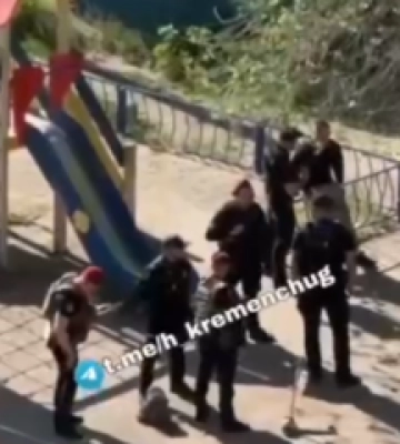 На Полтавщині на дитячому майданчику чоловік стріляв із пістолета