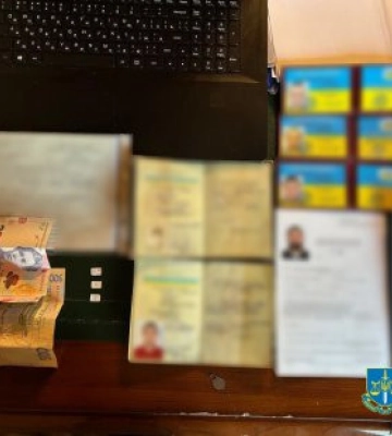 На Сумщині судитимуть шахраїв, які продавали фальшиві посвідчення волонтерів для виїзду з України