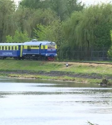 У Рівному знову запрацювала дитяча залізниця: коли можна покататися (ВІДЕО)